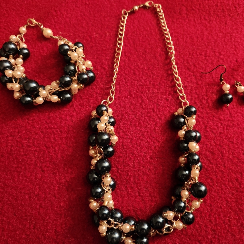 Blue and white 3 piece twisted pearl set . Necklace bracelet and earrings .